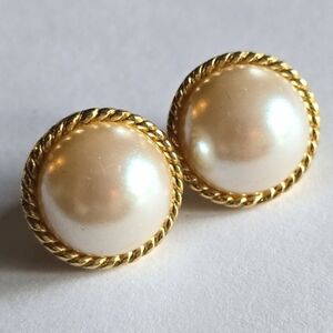 Vintage earrings clip on white faux pearl gold tone metal clipon
